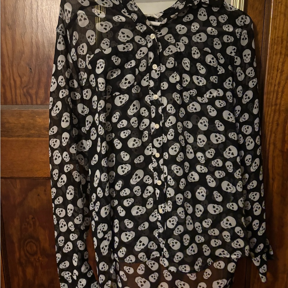 Aeropostale Black and White Skull Print Shirt